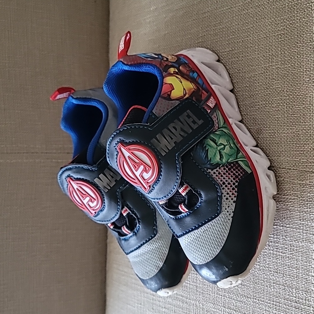 ✨️BOGO✨MARVEL Avengers Hulk Iron Man Captain America Kids Light Up Shoes Size 10